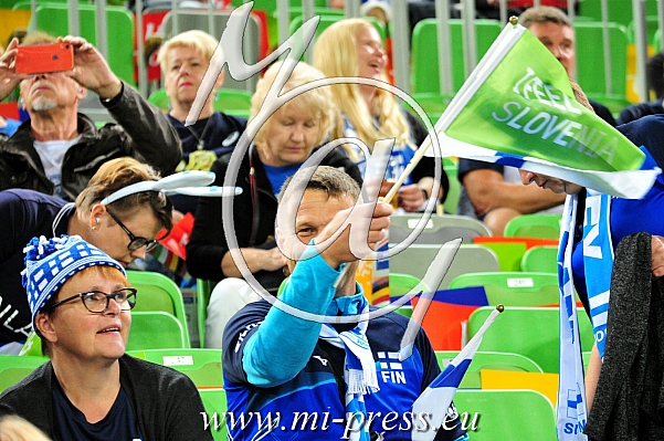 Finski navijac navija za Slovenijo