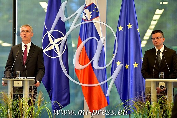 Jensa STOLTENBERG -generalni sekretar zveze NATO-, Marjan SAREC -predsednik vlade Slovenije-