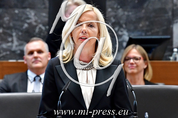 Tatjana BOBNAR -ministrica za notranje zadeve Slovenije-